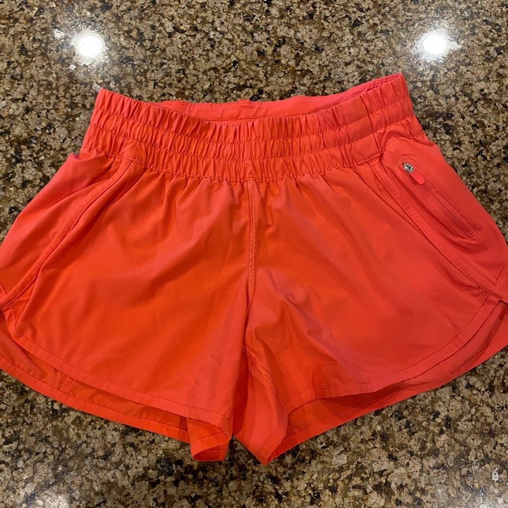 Eeuc lululemon tracker v shorts Size 8. 4 in